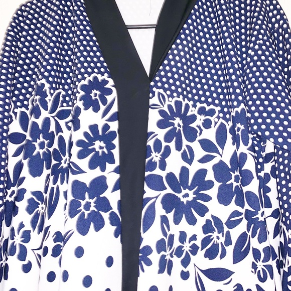 Abaya with beautiful blue & white floral patterns - Picture 2 of 7